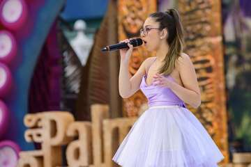 La XIII Gala de la Integración viste el escenario del Carnaval de La Tierra con el desfile de sus participantes/Lpcarnaval.